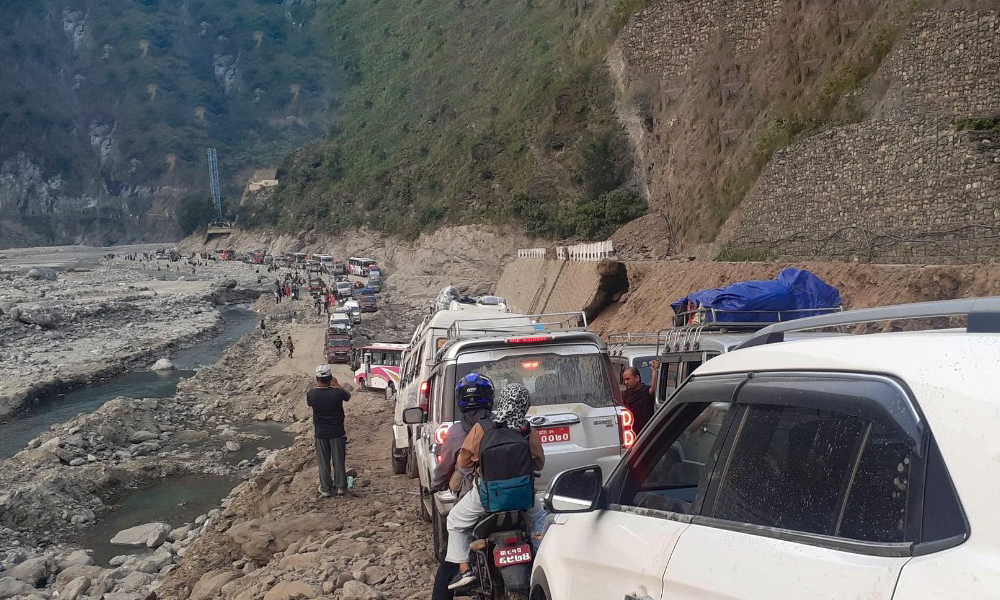 वर्षासँगै रोशी खोलामा बाढी, बीपी राजमार्ग पुनः बन्द
